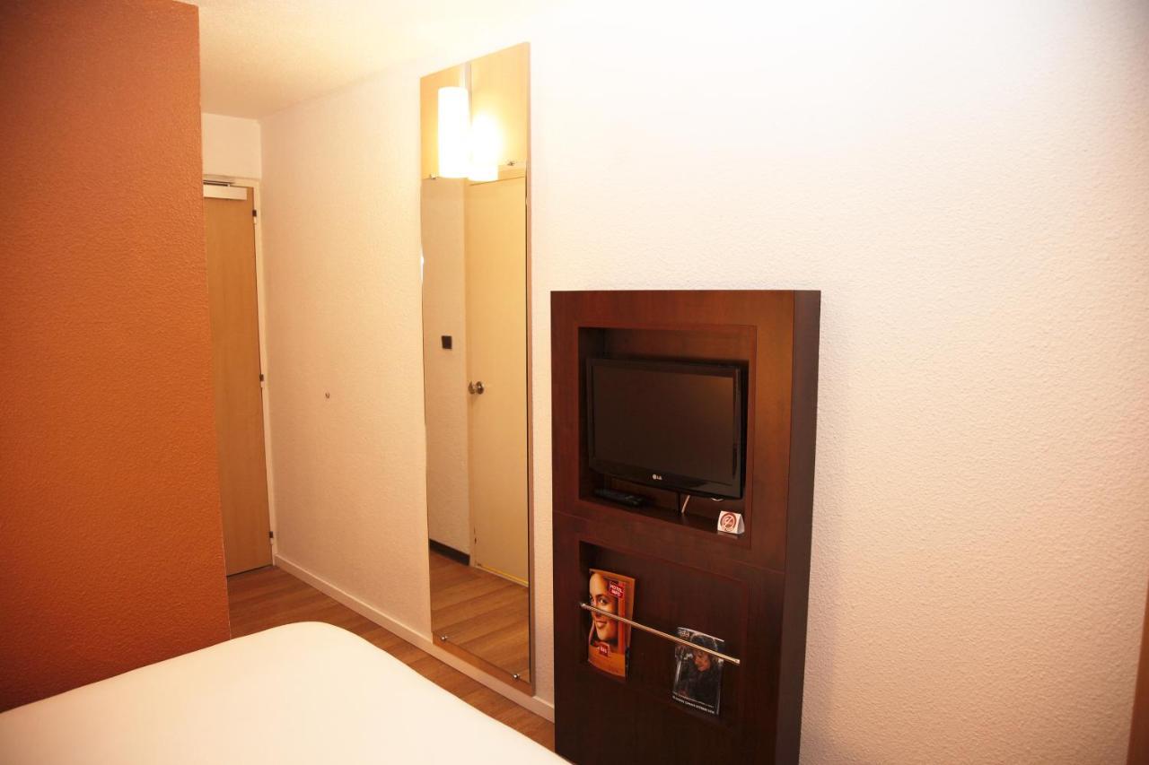 Hotel Ibis Les Etangs Des Moines Fourmies Esterno foto