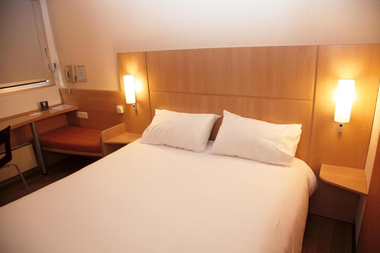 Hotel Ibis Les Etangs Des Moines Fourmies Esterno foto