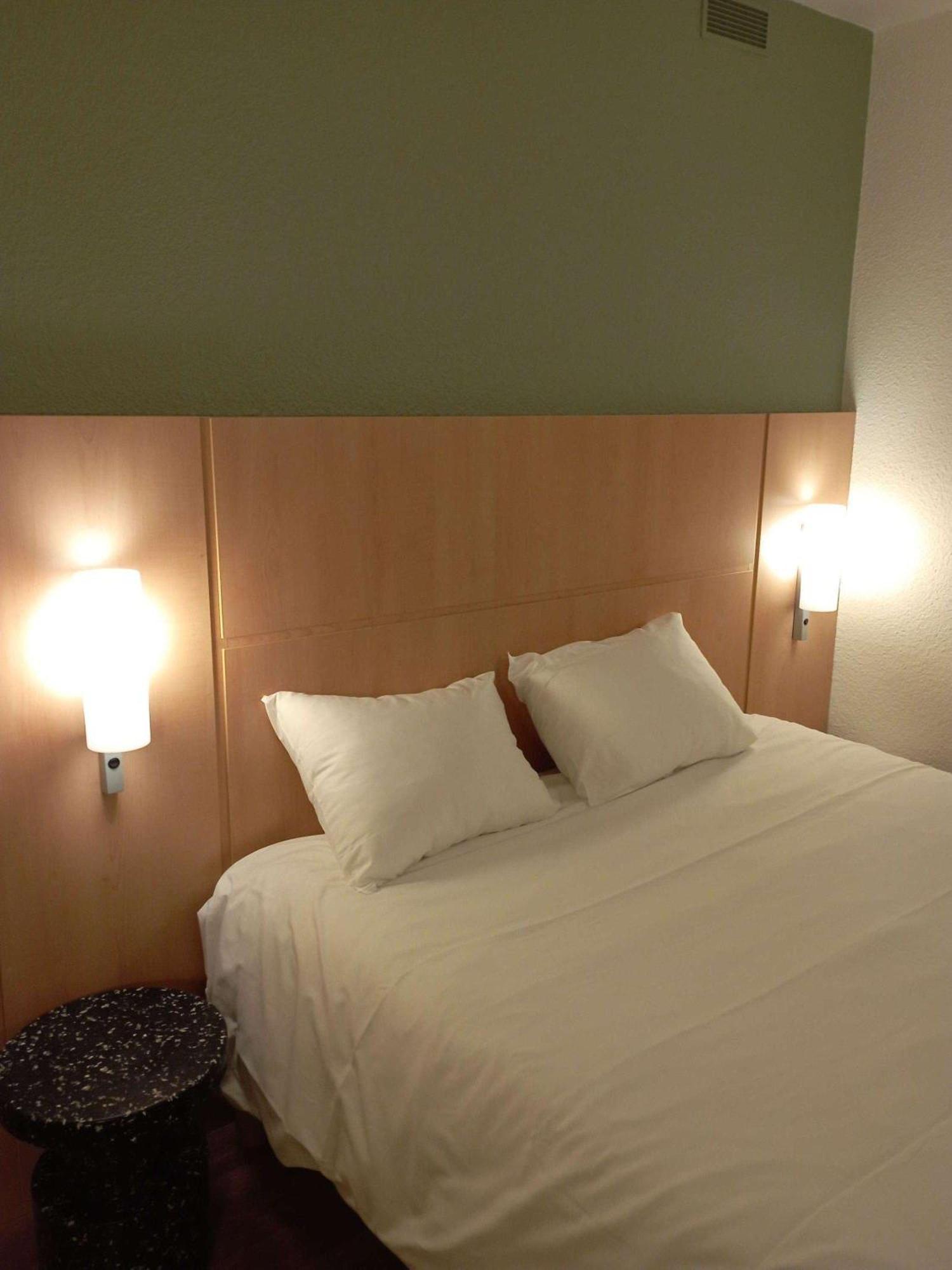 Hotel Ibis Les Etangs Des Moines Fourmies Esterno foto