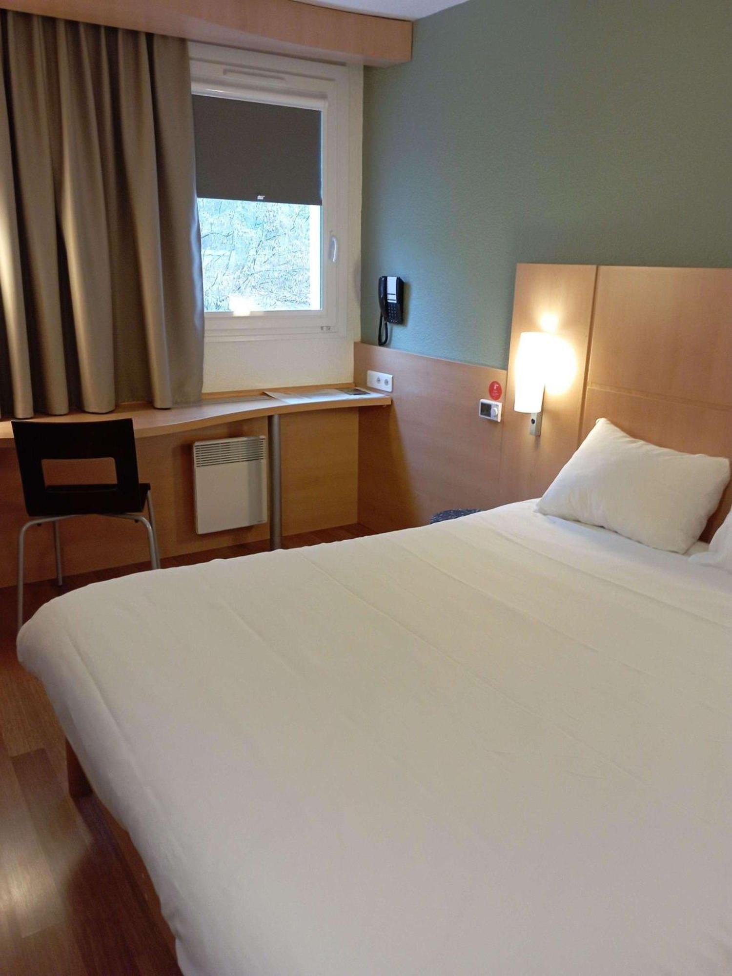 Hotel Ibis Les Etangs Des Moines Fourmies Esterno foto
